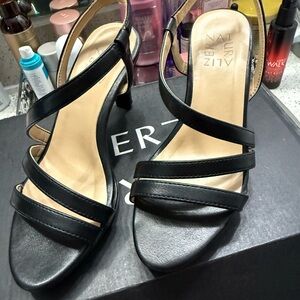 Naturalizer Black Strappy Heels Elegant Design